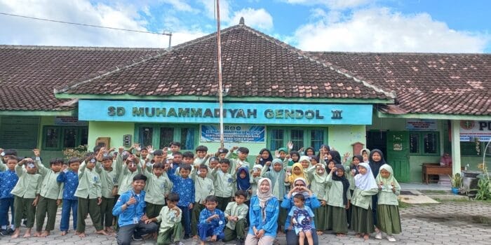 Mahasiswa Kampus Mengajar UAD Angkatan 8 Hadirkan Inovasi Fun Math di SD Muhammadiyah Gendol III C:\Users\us\AppData\Local\Packages\5319275A.WhatsAppDesktop_cv1g1gvanyjgm\TempState\E5E6F613E0F47002B64008D6C502FE54\WhatsApp Image 2025-03-15 at 18.40.27_677b363e.jpg