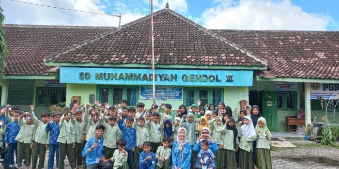 Menyenangkan! Mahasiswa Kampus Mengajar UAD Hadirkan Inovasi Fun Math TGT untuk Meningkatkan Minat Belajar Matematika di SD Muhammadiyah Gendol III C:\Users\us\Downloads\WhatsApp Image 2025-03-15 at 18.40.28_a3d426ff.jpg