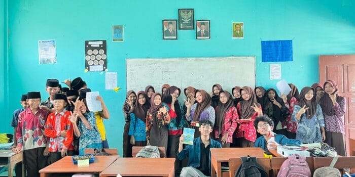 Mahasiswa KKN TIM 35 UNDIP Kenalkan Edukasi Digital Ramah Lingkungan di SMP Al Islam Karangtengah A group of people in a classroom AI-generated content may be incorrect.