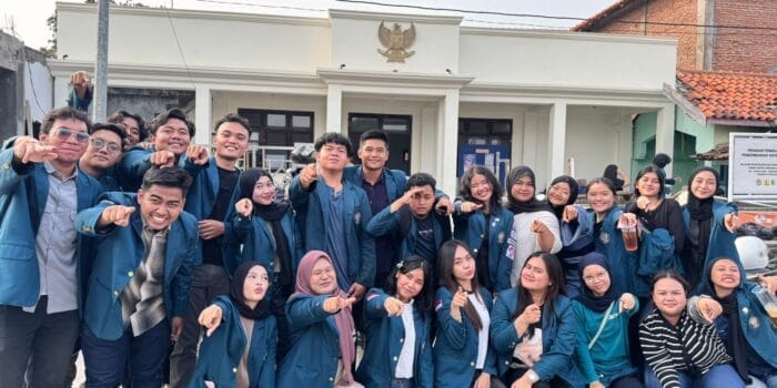 Mahasiswa KKN Undip Gali Potensi Pesisir untuk Perkuat UMKM dan Luncurkan Web Apps “Bahari Demak” A group of people posing for a photo AI-generated content may be incorrect.
