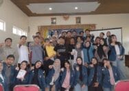 Sebuah gambar berisi pakaian, orang, Wajah manusia, dalam ruangan Konten yang dihasilkan AI mungkin salah.