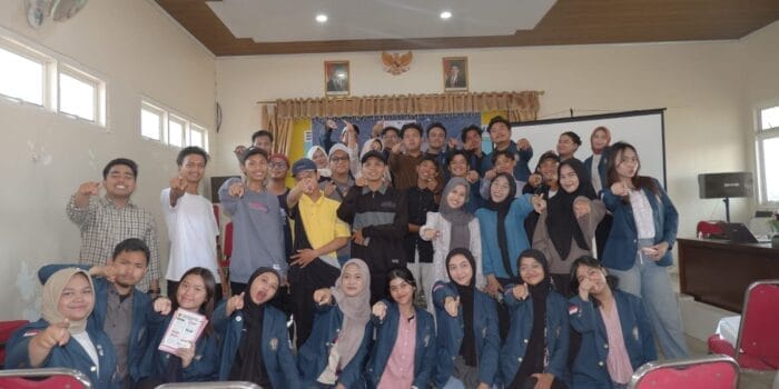 Mahasiswa KKN-T Undip Hadirkan Modul Shopee untuk Dukung UMKM Pesisir Demak Memperluas Pasar Sebuah gambar berisi pakaian, orang, Wajah manusia, dalam ruangan Konten yang dihasilkan AI mungkin salah.