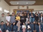 Sebuah gambar berisi pakaian, orang, Wajah manusia, dalam ruangan Konten yang dihasilkan AI mungkin salah.