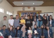 Sebuah gambar berisi pakaian, orang, Wajah manusia, dalam ruangan Konten yang dihasilkan AI mungkin salah.