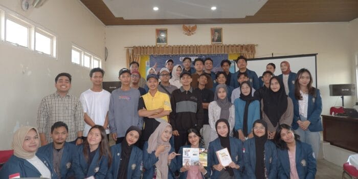 Mahasiswa KKN-T Undip Kembangkan Aplikasi POS Sederhana untuk UMKM Pesisir Demak lewat Platform “Bahari Demak” Sebuah gambar berisi pakaian, orang, Wajah manusia, dalam ruangan Konten yang dihasilkan AI mungkin salah.