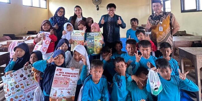 Mahasiswa KKN TIM 35 UNDIP Hadirkan Edukasi Hidup Sehat Melalui Dongeng Boneka dan Media Interaktif di SD Negeri 1 Tambakbulusan Mahasiswa KKN TIM 35 UNDIP Hadirkan Edukasi Hidup Sehat Melalui Dongeng Boneka dan Media Interaktif di SD Negeri 1 Tambakbulusan