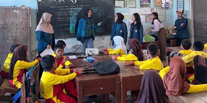 Mahasiswa KKN-T 35 UNDIP Ajak Siswa SDN Tambakbulusan 2, Demak Kenali Konsep 3R Lewat Kegiatan Kreatif Daur Ulang