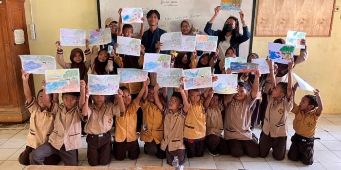 Kenalkan Peran Mangrove Sebagai Mitigasi Banjir Rob, Mahasiswa KKN Tematik Undip Adakan Lomba Mewarnai dengan Tema Manfaat Mangrove untuk Banjir Rob pada Anak SDN 01 Tambakbulusan Kenalkan Peran Mangrove Sebagai Mitigasi Banjir Rob, Mahasiswa KKN Tematik Undip Adakan Lomba Mewarnai dengan Tema Manfaat Mangrove untuk Banjir Rob pada Anak SDN 01 Tambakbulusan