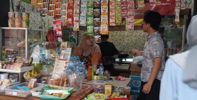 Mahasiswa KKN Tematik UNDIP Bantu Para Pemilik Kantin FISIP Membuat Akun SiHalal dalam Program Sertifikasi Halal Mahasiswa KKN Tematik UNDIP Bantu Para Pemilik Kantin FISIP Membuat Akun SiHalal dalam Program Sertifikasi Halal