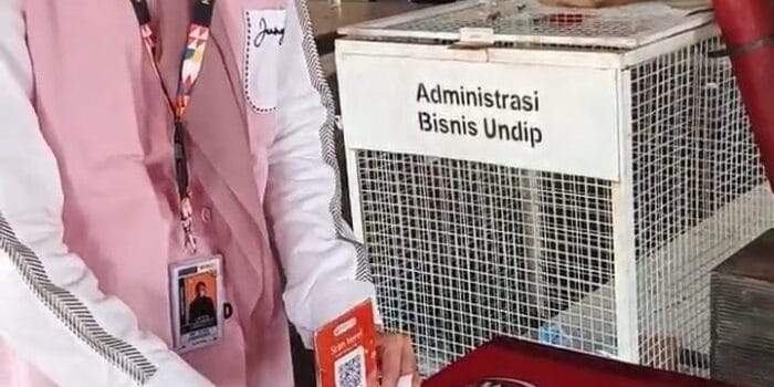 Tampung Aspirasi dari Pengunjung Kantin, Mahasiswa KKN UNDIP Hadirkan Pembuatan Barcode Feedback di Kantin FISIP UNDIP Tampung Aspirasi dari Pengunjung Kantin, Mahasiswa KKN UNDIP Hadirkan Pembuatan Barcode Feedback di Kantin FISIP UNDIP