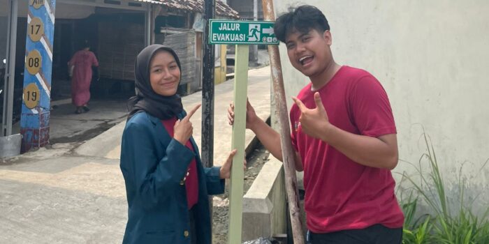 Mahasiswa KKN UNDIP Pasang Rambu Jalur Evakuasi di Desa Tambakbulusan untuk Tingkatkan Kesiapsiagaan Warga