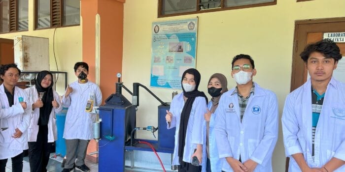 Mahasiswa KKN Undip Kelompok 8 Kenalkan Teknologi Pirolisis untuk Ubah Sampah Plastik Jadi Bahan Bakar Mahasiswa KKN Undip Kelompok 8 Kenalkan Teknologi Pirolisis untuk Ubah Sampah Plastik Jadi Bahan Bakar