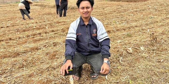 Mahasiswa KKN-T UNDIP Hadirkan Alat Monitoring Kualitas Kelembaban Tanah Berbasis Sensor Soil Moisture pada Lahan Pertanian Dusun Cepoko Batang