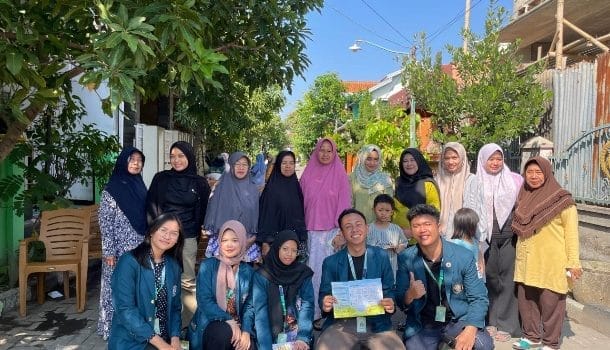 Produk UMKM, Cerita Global! Mahasiswa KKN UNDIP Hadirkan Langkah Baru UMKM RT 02 RW 03 Menuju Branding Produk Lebih Bermakna A group of people posing for a photo Description automatically generated