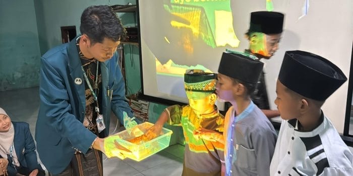 Mahasiswa KKN UNDIP Edukasi Program GEMIKAN (Gerakan Mengenal dan Makan Ikan) di Desa Blacana Pekalongan A group of people standing in a room AI-generated content may be incorrect.
