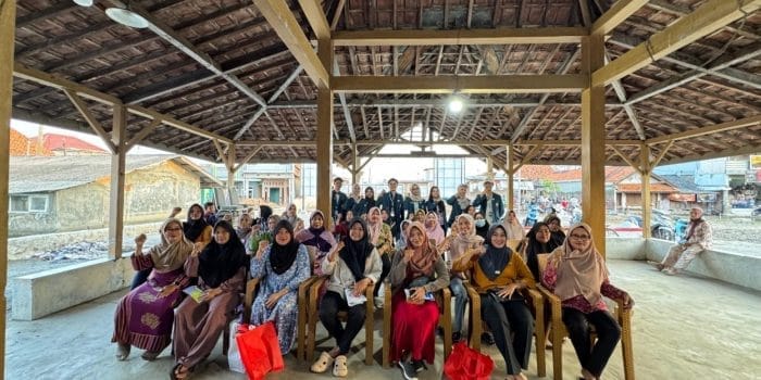 Mahasiswa KKN UNDIP Sosialisasi Kelola Kelembaban dengan Silica Gel dan Serap Air di Desa Blacanan A group of women sitting in chairs under a roof AI-generated content may be incorrect.