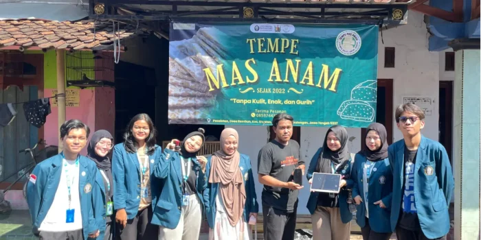 Bikin Tempe Naik Kelas, Mahasiswa KKN-T Undip Antar Usaha Tradisional Masuk Era Digital dari Dapur Desa Rembun Bikin Tempe Naik Kelas, Mahasiswa KKN-T Undip Antar Usaha Tradisional Masuk Era Digital dari Dapur Desa Rembun
