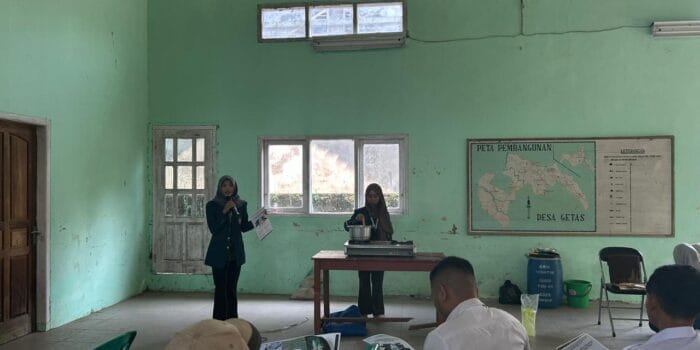 Kenalkan Empat Jurus Sukses, Mahasiswa KKN Universitas Diponegoro Bantu Peternak Desa Getas Optimalkan Pemasaran Produk Susu Kambing Kenalkan Empat Jurus Sukses, Mahasiswa KKN Universitas Diponegoro Bantu Peternak Desa Getas Optimalkan Pemasaran Produk Susu Kambing