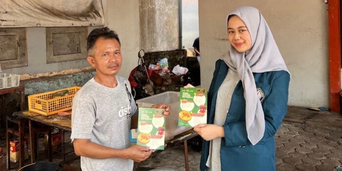 Perkuat Daya Saing PKL, Mahasiswa UNDIP Terapkan Digital Marketing dan Komunikasi Persuasif di Ketoprak Mas Hibat