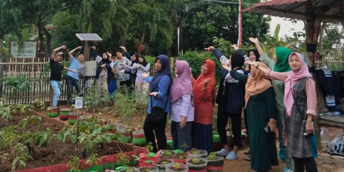 Bukan Tahu Petis! Mahasiswa KKN Universitas Diponegoro Pasang Petis untuk Menyiram Tanaman