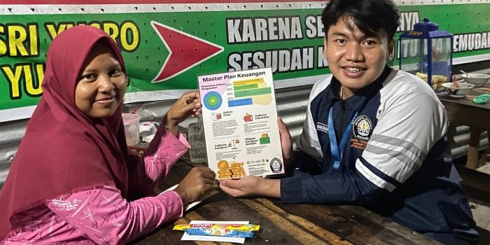 Tingkatkan Literasi Keuangan, Mahasiswa KKN Undip Edukasi Pelaku UMKM Desa Plumbon Tingkatkan Literasi Keuangan, Mahasiswa KKN Undip Edukasi Pelaku UMKM Desa Plumbon