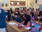 Jadi “Detektif Jentik”, Siswa SDN 1 Plumbon Belajar Berantas Nyamuk Bersama Mahasiswa KKN Undip