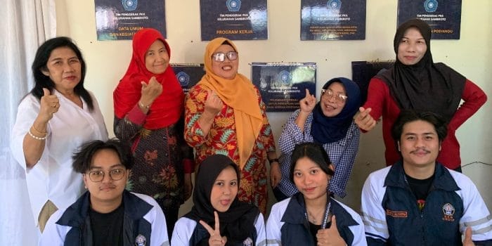 Dari Papan Kusam Menuju Informasi Tertata, Mahasiswa KKN-T Undip Segarkan Buku Dinding Balai PKK Sambiroto Dari Papan Kusam Menuju Informasi Tertata, Mahasiswa KKN-T Undip Segarkan Buku Dinding Balai PKK Sambiroto