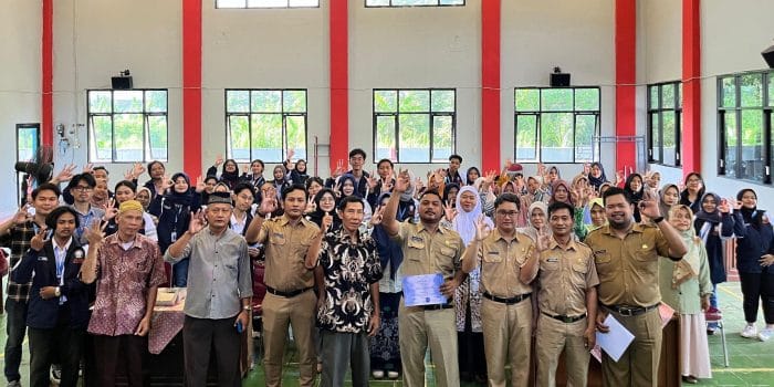 Bersama Dinas Lingkungan Hidup Kota Semarang, Mahasiswa KKN-T 139 Undip Ajak Warga Kelurahan Mangkang Kulon Lebih Peduli Lingkungan lewat Sosialisasi Pilah Sampah