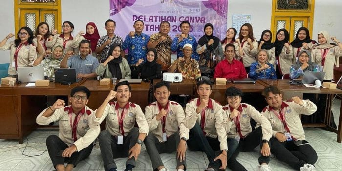 Gelar Pelatihan Canva, Mahasiswa KKN-T UNDIP Tingkatkan Kreativitas Pegawai Koperasi di Era Digital Gelar Pelatihan Canva, Mahasiswa KKN-T UNDIP Tingkatkan Kreativitas Pegawai Koperasi di Era Digital