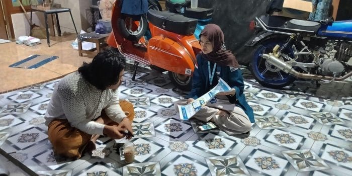 Bantu UMKM Hasbuna Go Digital, Mahasiswa KKN-T UNDIP Dampingi Pelaku Usaha Desa Rembun Gunakan Pembayaran Nontunai