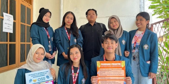 Bantu UMKM Naik Kelas, Mahasiswa KKN-T 105 Kelompok 4 Dorong Perizinan dan Transformasi Digital Pelaku Usaha di RW 13 Plamongansari