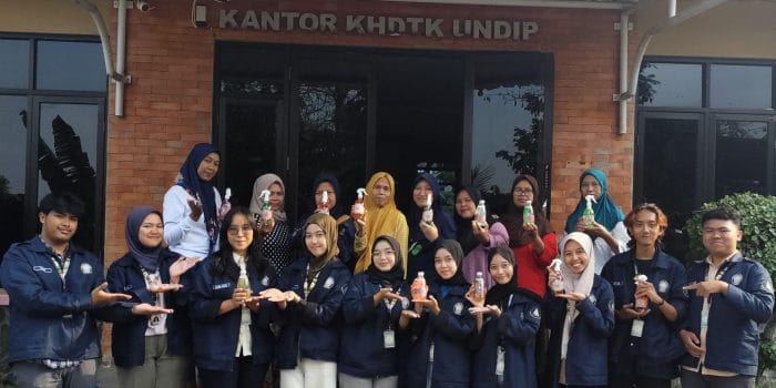 Berdayakan Ekonomi Perempuan, Mahasiswa KKN-T UNDIP Dorong Kelompok Wanita Tani Kembangkan Produk Pembersih Rumah Tangga Beraroma Minyak Atsiri Berdayakan Ekonomi Perempuan, Mahasiswa KKN-T UNDIP Dorong Kelompok Wanita Tani Kembangkan Produk Pembersih Rumah Tangga Beraroma Minyak Atsiri