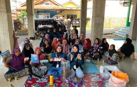 Mahasiswa KKN-T UNDIP Kelola Sampah Organik jadi Pupuk Vermikompos dengan Memanfaatkan Cacing Tanah untuk Mengatasi Permasalahan Sampah di Dusun Buntit Mahasiswa KKN-T UNDIP Kelola Sampah Organik jadi Pupuk Vermikompos dengan Memanfaatkan Cacing Tanah untuk Mengatasi Permasalahan Sampah di Dusun Buntit