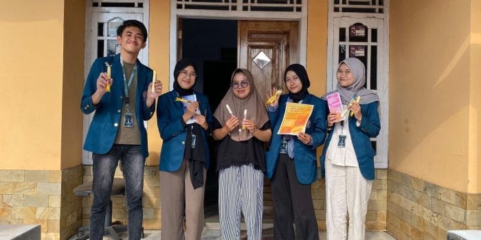 Dorong UMKM Naik Kelas, Mahasiswa KKN-T IDBU 50 UNDIP Edukasi Pelaku Usaha Es Mambo di Dusun Buntit Terkait Cara Hitung Untung dan Catat Transaksi Digital