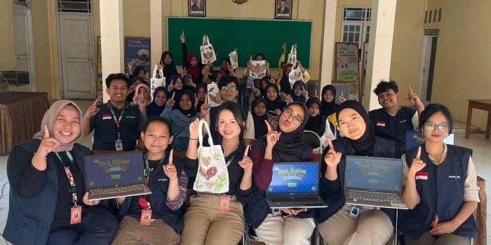 Mahasiswa KKN-T UNDIP Kembangkan Program Revitalisasi Bank Sampah di Desa Kedungsegog Batang Mahasiswa KKN-T UNDIP Kembangkan Program Revitalisasi Bank Sampah di Desa Kedungsegog Batang