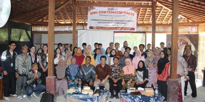 Mahasiswa KKN TIM 2 UNDIP 2025 Lakukan Sosialiasi dan Pelatihan Strategi Pemasaran Berbasis IT Kepada Para Pemilik Batik Desa Jarum, Bayat, Klaten 1 GAMBAR