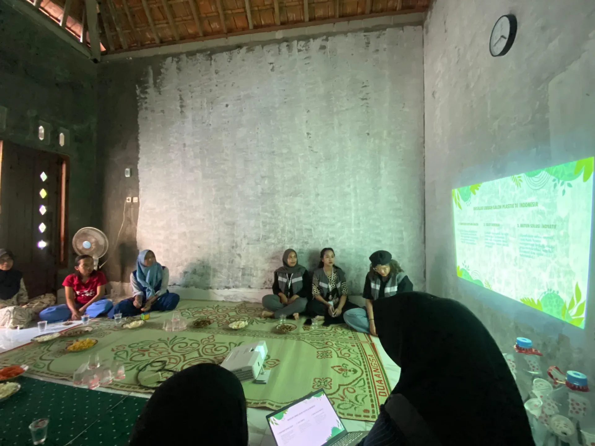 Mahasiswa KKN UPGRIS Kembangkan Akuaponik dari Limbah Galon, Solusi Pangan dan Lingkungan Mahasiswa KKN UPGRIS Kembangkan Akuaponik dari Limbah Galon, Solusi Pangan dan Lingkungan