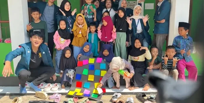 Mahasiswa KKN-T UNDIP Gelar Program Layar Inspirasi, Bantu Anak-anak Menggali Potensi Diri Lewat Bedah Film Mahasiswa KKN-T UNDIP Gelar Program Layar Inspirasi, Bantu Anak-anak Menggali Potensi Diri Lewat Bedah Film