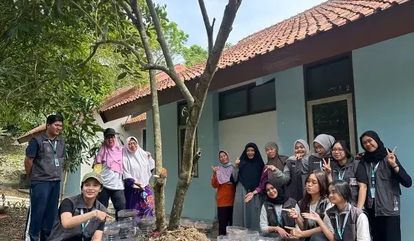 Mahasiswa KKN-T TIM 37 UNDIP Manfaatkan Limbah Plastik dan Organik sebagai Ketahanan Pangan Masyarakat RW 06 Kelurahan Tembalang Mahasiswa KKN-T TIM 37 UNDIP Manfaatkan Limbah Plastik dan Organik sebagai Ketahanan Pangan Masyarakat RW 06 Kelurahan Tembalang