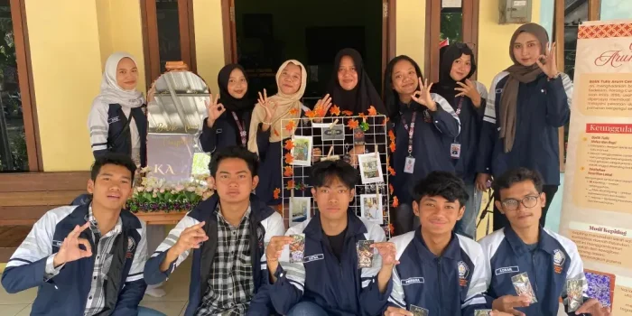 Mahasiswa KKN-T 161 UNDIP Kembangkan Desa Kreatif Melalui Batik Arum Cempaka, Hadirkan Inovasi Branding dan Teknologi Digital untuk Memberdayakan UMKM Lokal Mahasiswa KKN-T 161 UNDIP Kembangkan Desa Kreatif Melalui Batik Arum Cempaka, Hadirkan Inovasi Branding dan Teknologi Digital untuk Memberdayakan UMKM Lokal