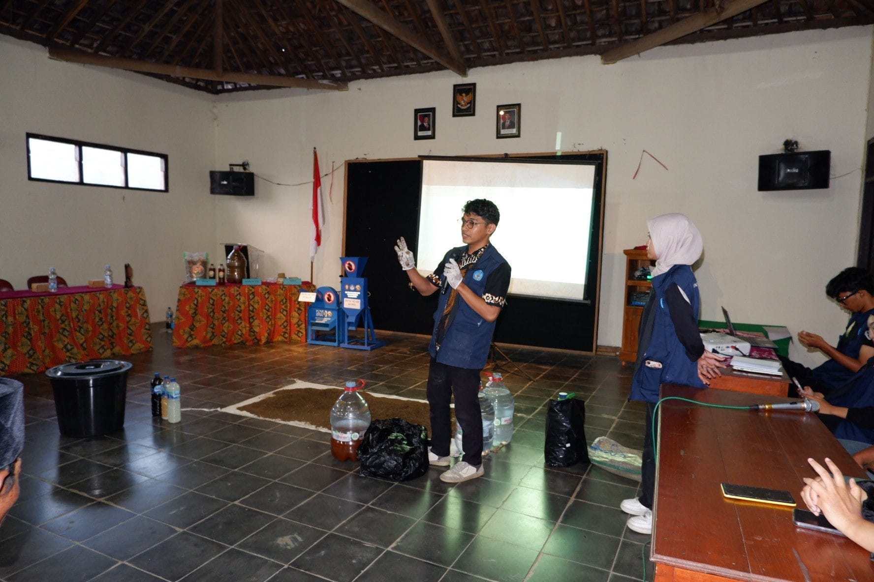 Pelatihan pembuatan produk inovasi peternakan seperti pupuk kandang dan POC, MBM, dan amofer oleh mahasiswa KKN-T Program Kemdiktisaintek kepada seluruh peternak di Desa Kesongo