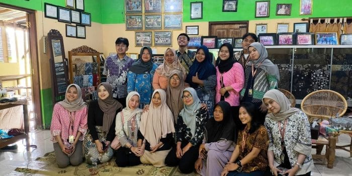 Upskilling Bahasa Inggris: Mahasiswa KKN-T IDBU 75 UNDIP Bantu Tingkatkan Daya Saing Pengrajin Batik Tulis Kebon Indah untuk Ekspansi Pemasaran Gambar WhatsApp 2025-07-24 pukul 12.00.58_ece6863f