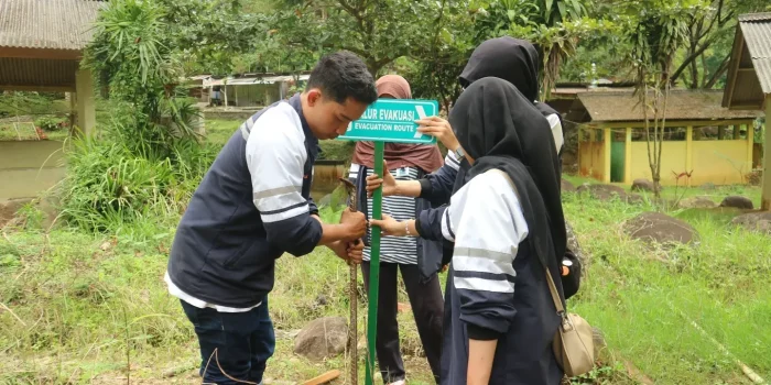 Dari Edukasi hingga Aksi, Mahasiswa KKN-T IDBU 67 UNDIP Dorong Penataan Lingkungan Wisata Pemandian Air Panas Tirta Assyifa di Desa Sangubanyu, Kabupaten Batang Dari Edukasi hingga Aksi, Mahasiswa KKN-T IDBU 67 UNDIP Dorong Penataan Lingkungan Wisata Pemandian Air Panas Tirta Assyifa di Desa Sangubanyu, Kabupaten Batang