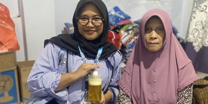Inovasi Mahasiswa KKN-T Undip: Ubah Minyak Jelantah Jadi Sabun Cair Ramah Lingkungan Mahasiswa Undip Bersama Mitra Keripik Tempe