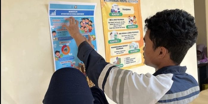 Mahasiswa KKN-T UNDIP Memberikan Poster Infografis Survei Pemberian Gizi kepada Balita Di Pustu Desa Kebumen IMG_9884