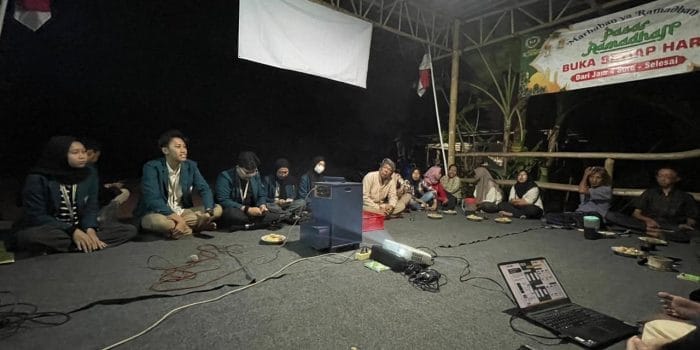 Mendorong Kemajuan UMKM Desa Pakintelan dan Pasar Krempyeng, Mahasiswa KKN-T UNDIP Gelar Sosialisasi Pemahaman Pengelolaan Keuangan dan Perencanaan Bisnis