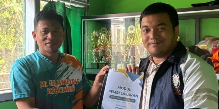 Mahasiswa KKN Tematik Tim 162 Universitas Diponegoro Bagikan Modul AKM Literasi Matematika di MI Islamiyah Kebumen Pemberian Modul di MI Islamiyah Kebumen