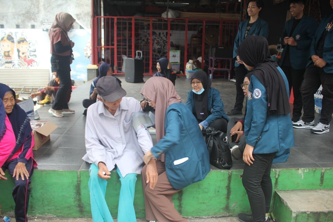 Mahasiswa KKN IDBU 22 Tembalang melakukan tes kesehatan gratis berupa pengecekan tekanan darah yang dilaksanakan saat Car Free Day, Minggu (06/07/2025)