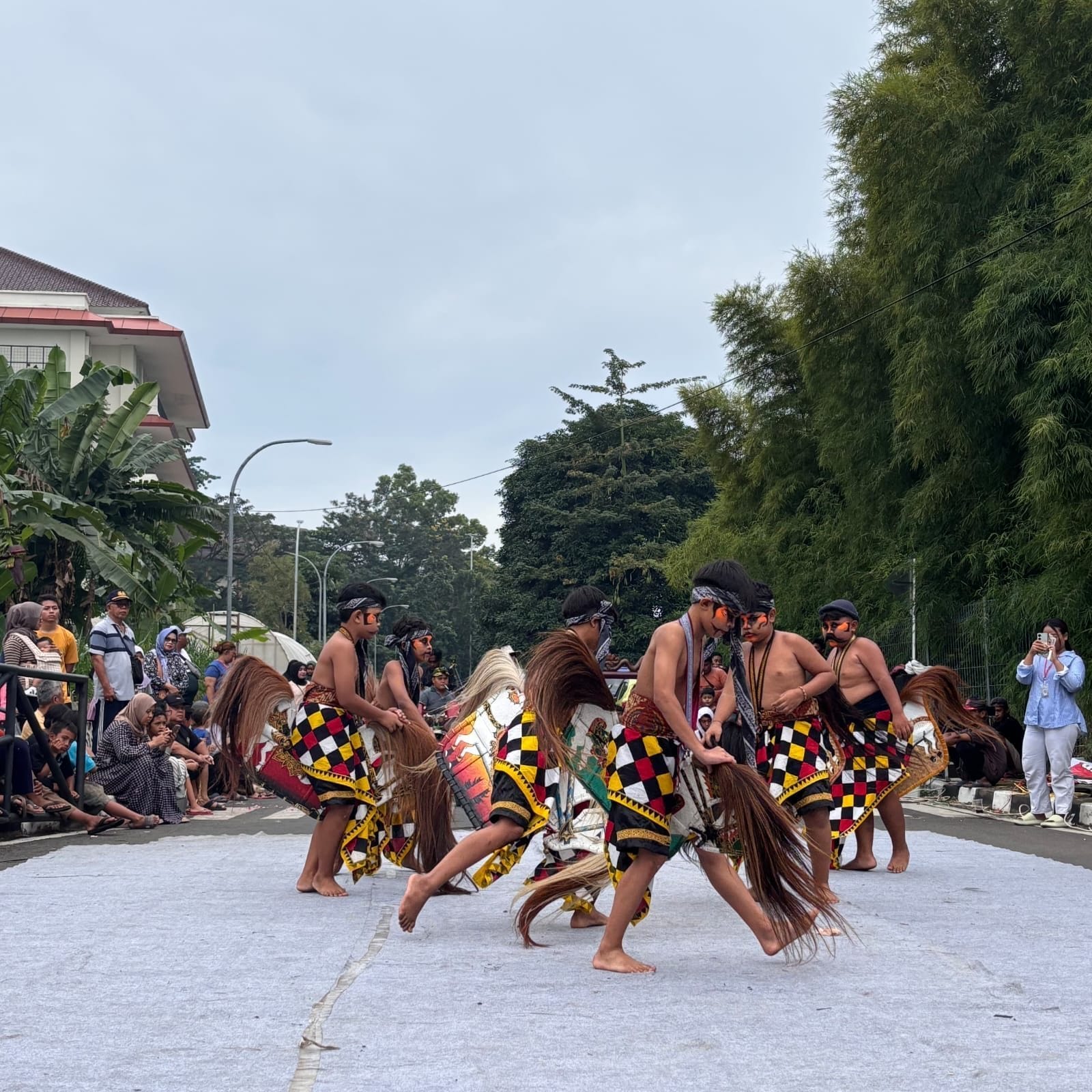 Masyarakat menyaksikan pertunjukan kuda lumping pada kegiatan Car Free Day, Minggu (06/07/2025)