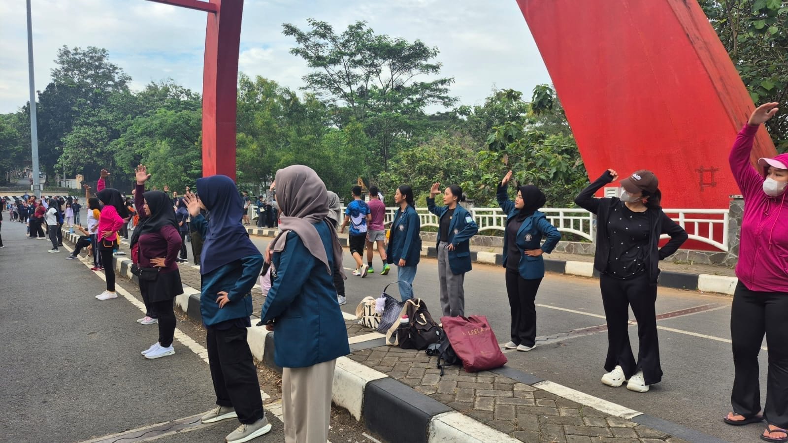 Mahasiswa KKN Undip bersama masyarakat mengikuti kegiatan senam bersama yang diadakan saat Car Free Day, Minggu (06/07/2025)